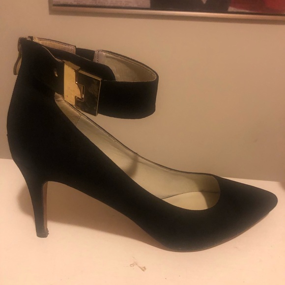 Black heels ties around the ankle with gold buckle - Picture 2 of 3